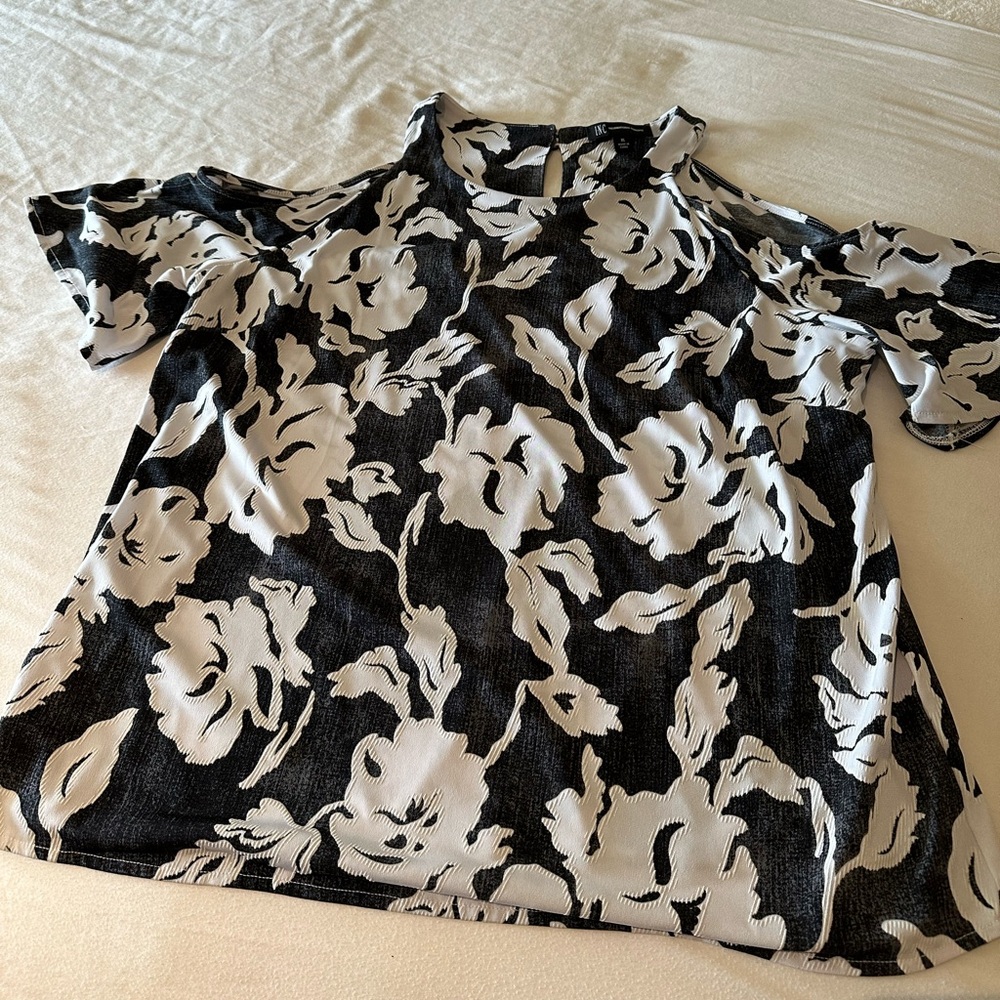 Black and white ladies cold shoulder blouse - Picture 2 of 5